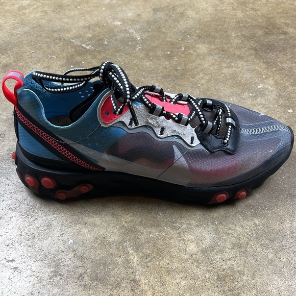 Nike React Element 87 in solar red and blue
Size: 6 - Picture 6 of 12